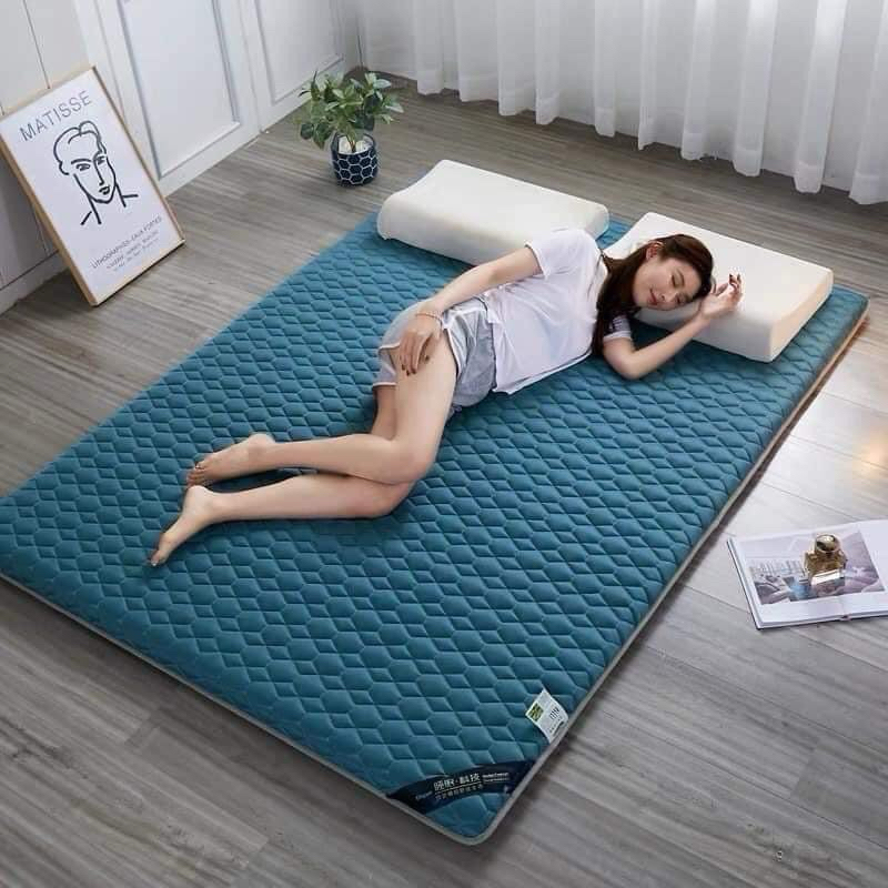 Đệm topper gấp gọn Ricehome – nhỏ gọn, êm ái, phù hợp dân văn phòng & ký túc xá