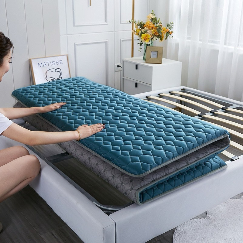 Đệm topper gấp gọn Ricehome – nhỏ gọn, êm ái, phù hợp dân văn phòng & ký túc xá