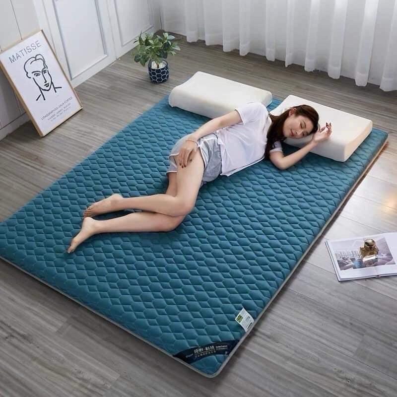 Đệm topper gấp gọn Ricehome – nhỏ gọn, êm ái, phù hợp dân văn phòng & ký túc xá