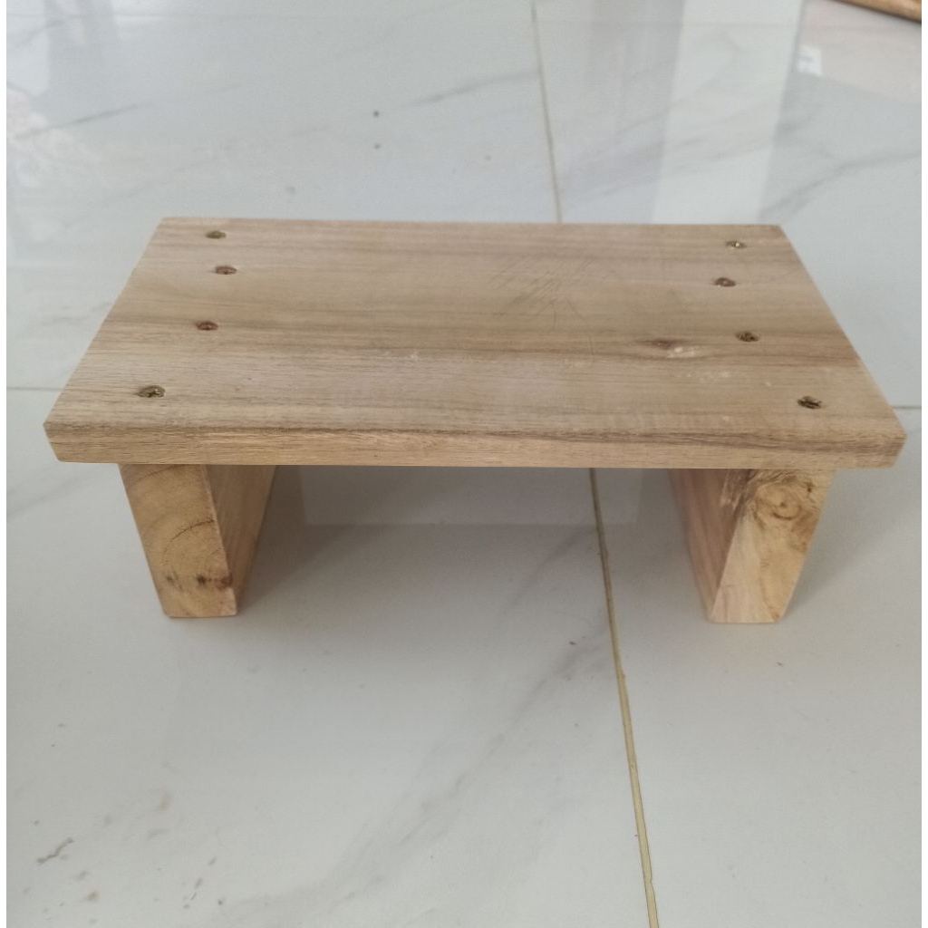 ghế con bằng gỗ chân dày,đc bắn vít chắc chắn hơn đóng đinh